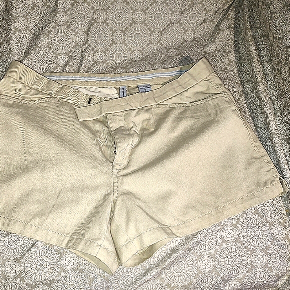 Abercrombie and Fitch women's tan shorts Size 6